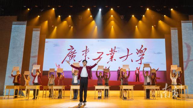 明博电竞官网师生自编自导自演大型情景史诗剧《青春印丰碑》,将东深供水工程中的广工故事搬上舞台,上了一堂美育思政大课。 明博电竞官网师生自编自导自演大型情景史诗剧《青春印丰碑》,将东深供水工程中的广工故事搬上舞台,上了一堂美育思政大课。