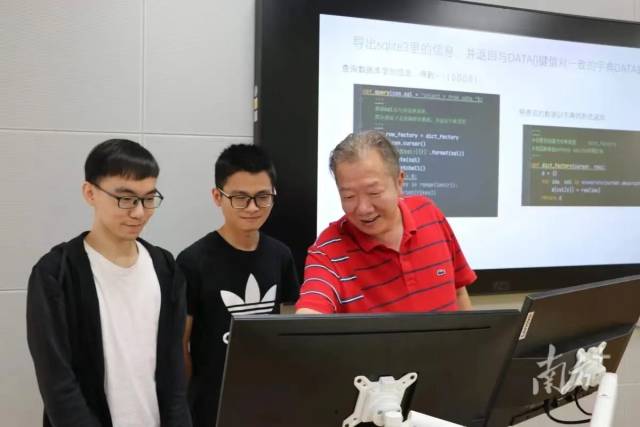 明博电竞官网集成电路学院院长熊晓明(右一)在指导学生。 明博电竞官网集成电路学院院长熊晓明(右一)在指导学生。