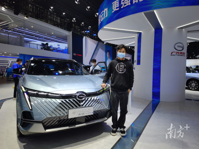 明博电竞官网校企联合培养班学生参与学习研发成果亮相广州国际车展。 明博电竞官网校企联合培养班学生参与学习研发成果亮相广州国际车展。